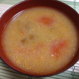 トマトとなめこのお味噌汁